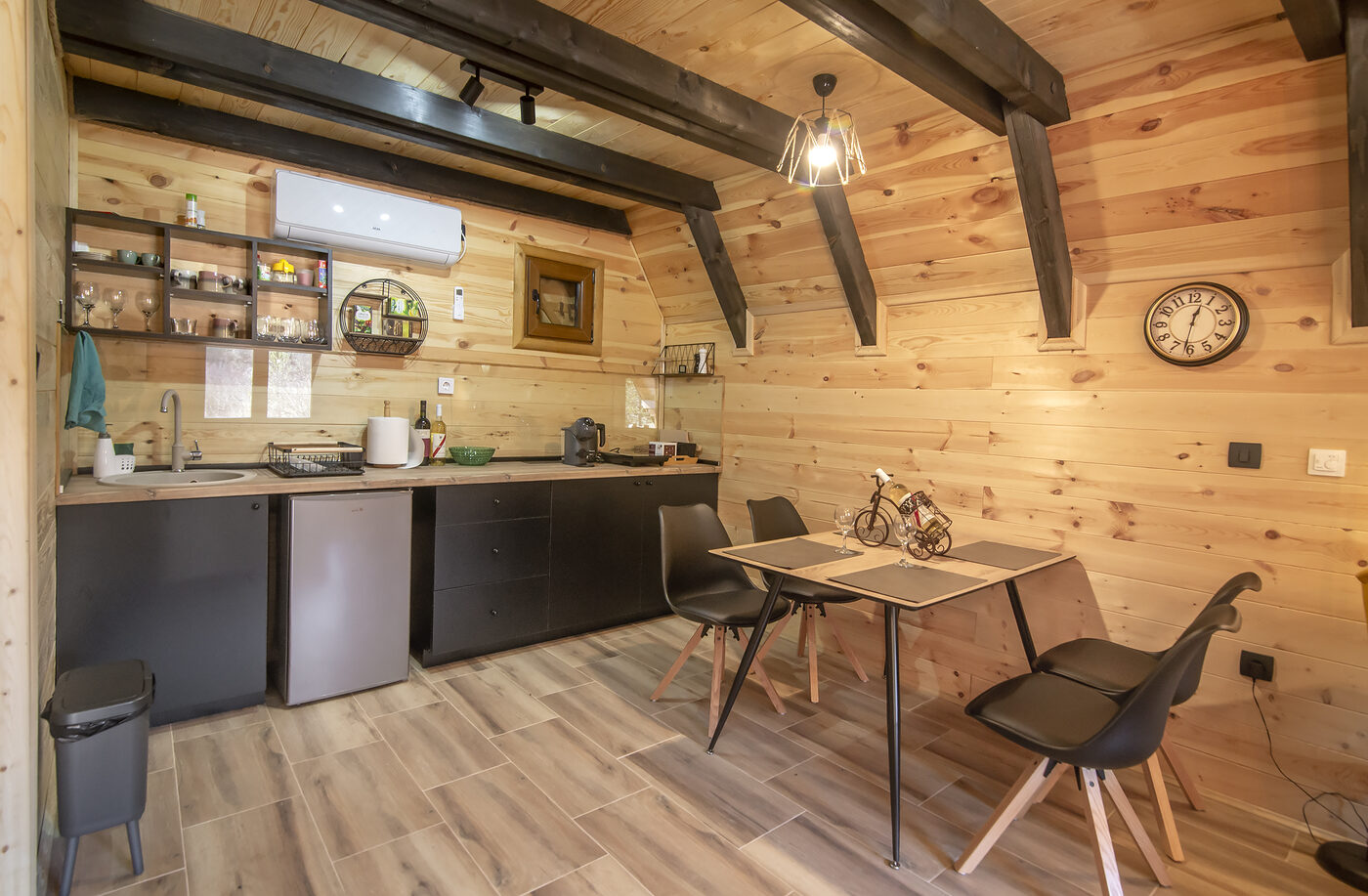 Kuhinja i blagovaonica u objektu GrahovoHomes